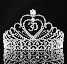 a tiara with the letter e on it's side, in black and white