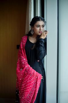 Suit With Heavy Dupatta, Black Suit Designs, Gorgeous Photoshoot, Black Salwar Suit, Black Salwar, Shalini Pandey, Contrast Dupatta, Heavy Dupatta, Simple Kurta Designs