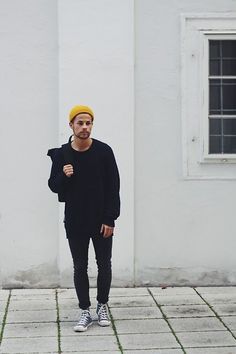 Yellow Beanie, Beanie Outfit, Mens Bags Fashion, Hipster Outfits, Men Street, All Black Outfit, Sneakers Men Fashion, Mens Fashion Trends, Outfit Casual