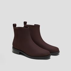 Square-toe
Extra roomy toe box
V-Pro WalkSole™
2.5cm/1” heel height
12.5cm (4,9") shaft height 
Stretchy easy on & off
Timeless design
Built to last
Water repellent Ankle Chelsea Boots, Bag Accessories Diy, Sustainable Shoes, Ella Tote, Flat Boots, List Style, Heeled Loafers, Sneaker Heels, On Off