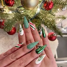 Nail Noel, Nail Art Noel, Xmas Nail Art, December Nails, Red Christmas Nails, Mirror Nails, Holiday Nail Designs, Cute Christmas Nails