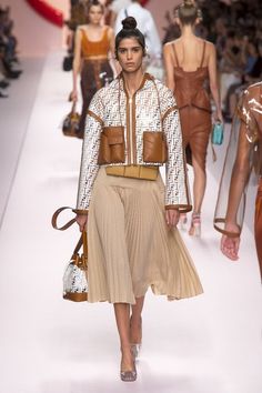 Milano Fashion Week, Spring Fashion Trends, Stylish Fashion, Look Chic, Look Fashion, Karl Lagerfeld