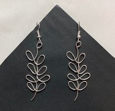 ✦ Perfect for plant lovers or just to spice up your outfits! Looks like olive branches! ✦ New & handmade ✦ Handle with delicacy to avoid bending the wire! ✦ Imperfections, some shape differences, & plier marks may be visible since they're hand bent ✦ Silver/gold plated lead & nickel free zinc alloy hooks; 20 gauge wire ✦ Rubber backings included Diy Earrings Wire, Wire Earrings Diy, Pulseras Kandi, Wire Earrings Handmade, Wire Jewelry Patterns, Diy Wire Earrings, Homemade Earrings, Wire Wrap Jewelry Designs, Wire Earring