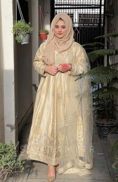 Fancy Hijabi Outfits, Hijabi Dulhan, Freud Theory, Scarf Outfits, Casual Bridal Dress, Fashion Brand Company, Scarf Designs