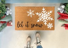 Welcome Christmas visitors with a warm welcome this holiday season with our Let it Snow Doormat! It'll have your porch looking wintry with bold black lettering, and a flurry of white snowflakes! The perfect way to add cozy cheer this yuletide! Winter Door Mats Diy, Christmas Doormat Svg, Winter Welcome Mat, Doormat Painting Ideas Christmas, Christmas Painted Doormat, Seasonal Door Mats, Christmas Doormat Ideas Diy, Winter Doormat Ideas, Diy Christmas Welcome Mat