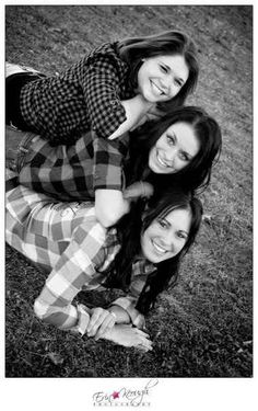 Do the dogpile. Funny Friend Pictures, Sister Photography, Sister Poses, Sibling Photography, Funny Friends