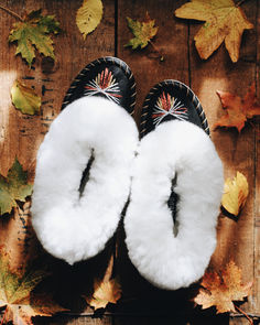 Embrace the crisp autumn air with our hand-stitched sheepskin slippers! Perfect for those chilly October mornings, ONAIE slippers are a blend of comfort and style, keeping your feet warm and cosy. Whether you’re relaxing at home or stepping out, our luxurious slippers will be your go-to this season. Check out our full range and find your perfect pair! #ONAIE #SheepskinSlippers #AutumnEssentials #CosyFeet #OctoberVibes #AutumnStyle #FallFavourites #WarmAndStylish #HandcraftedLuxury Best Slippers, Baby Size Chart, Handmade Slippers, Felted Slippers, Wool Slippers, Leather Slippers