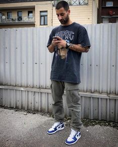 Un look streetwear compsé d'un t-shirt vintage du regretté Tupac Shakur, un cargo large et une paire de Air Jordan 1 #menstyle #mensfashion #streetwear #sneakers Man Street Style, 90s Fashion Men, Sneaker Outfits, Mens Fashion Casual Spring, Summer Swag, Mens Spring Fashion