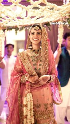 Dupatta Setting, Actress Wedding, Dupatta Draping, Sara Khan, Sarah Khan, Nikah Dress, Bridal Dupatta, Nikkah Dress, Bridal Dresses Pakistan