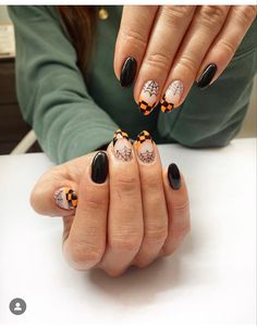 Nails Different Designs Each Finger, Easy Halloween Nails, Spider Webs Halloween, Nails For Beginners, Gel Mani, Simple Gel Nails