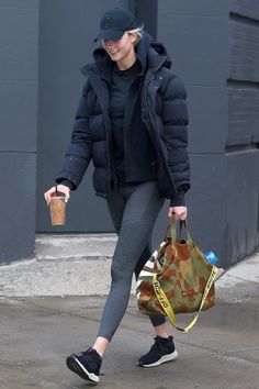 Celebrities are obsessed with this Aritzia puffer coat Superpuff Outfit, Puffer Jacket Outfit Oversized, Super Puff Outfit, Winter Puffer Jacket Outfits, Outfits With Puffer Jackets, Puffer Jacket Outfit Women, Aritzia Puffer Jacket, Aritzia Outfit, Women Puffer Jacket