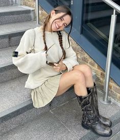 Styling Calf Length Boots, Munich Germany Aesthetic Outfits, Moto Boots Outfit Summer, Moto Boots Outfit, Motorcycle Boots Outfit, Casual Dinner Outfits, Summer Boots Outfit, Dinner Outfit Casual