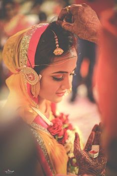 Rajasthani Bride, Indian Wedding Poses, Mehendi Ceremony, Indian Wedding Photography Couples, Beautiful Butterfly Photography, Indian Bridal Photos, Indian Wedding Couple Photography, Bride Photography Poses, Indian Wedding Couple