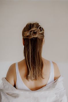 Strong and sturdy in thick gauge wire, these minimalist Tooth-shaped hair pins will hold even the heavies tresses in place all day long. Simply wrap your hair in a bun or a french twist, and slide in the pins to lock the style securely. Each pin is shaped and hammered by hand, and tumbled for hours for a beautiful shine. METAL: - Brass / Copper / Rustic Copper / German Silver. German silver is a non-tarnish copper alloy (60%) with zink (20%) and nickel (20%). It is absolutely lead free and contains no silver! SIZE: - Standard - 4.5 inches - Best for medium to long hair, fine texture. - Long - 5 - 5.5 inches - Best for medium to long hair, average to thick texture. *The last photo is only a reference for different metals used. For hairstyle tutorials and jewelry care instructions please vis French Pin Hair, French Pin, Hair In A Bun, Hair Accessories Bun, Bun Pins, Pulled Back Hairstyles, Pin Hair, Hair Fork, Metal Hair