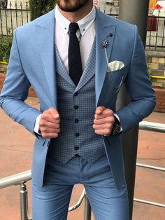 Macho Moda - Blog de Moda Masculina: Como se VESTIR MELHOR no CALOR? 5 TRUQUES pra SOFRER MENOS na hora de se vestir Marriage Suits, Mens Tailored Suits, Blazer Outfits Men, Blue Suit Men, Mens Tailor, Mens Bathing Suits, Formal Men Outfit, Dress Suits For Men, Slim Suit