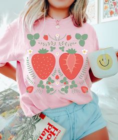 This cute shirt features a collage of adorable strawberries. This will become your new favorite shirt that you reach for again and again. Makes a great gift for anyone who loves cottagecore fashion or strawberries. * Q U I C K * F A C T S * ♥ 100% cotton medium weight shirt ♥ Design is high quality digital print ♥ Wash and dry normally (on cool for best results) * S I Z I N G * ♥ Sizing is unisex so runs like men's ♥ Relaxed fit shirt ♥ Please see size guide in listing photos for all measurement Strawberry Fashion, Strawberry Clothes, Strawberry Tshirt, Strawberry Clothing, Cottage Core Clothes, Farmers Market Shirt, Core Clothes, Flower T Shirt, Banana Shirt