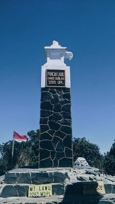 there is a monument with a sign on it that says pinellasauu state park