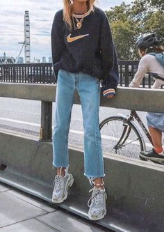 8 Ways To Add A Personal Touch To Your Wardrobe Minimal Stil, Trendy Outfits 2020, Skater Girl Outfits, Tumblr Outfits, 40s Fashion, Sweatshirt Outfit, Nike Sweatshirts