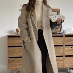 Minimalist Cold Weather Outfit, Comforting Aesthetic, Beige Coat Outfit, Outfits I Would Wear, Academia Outfits, Orange Leaves, 2023 Trends, Winter Mode, Tea Cozy