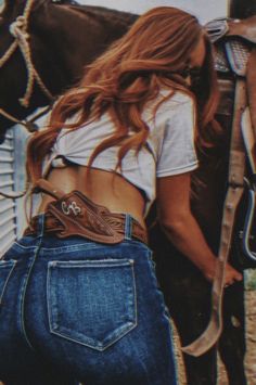 Woman In Jeans, Country Girl Aesthetic, Foto Cowgirl, Western Photoshoot, Casual Country Outfits, Look Jean, Country Style Outfits, Western Wear Outfits, Cute Country Outfits