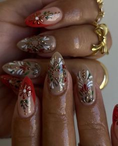 Christmas Nails Almond Red And Gold, Green Gold Almond Nails, Christmas Aesthetic Nails Acrylic, Christmas Solstice Nails, Christmas Nail Art Red And Green, Winter Solstice Nail Ideas, Deep Green Christmas Nails, Winter Vibe Nails, Traditional Christmas Nails