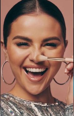 Maquillaje Selena Gomez, Selena Selena, Selena Gomez Makeup, Cool Makeup Looks, Beauty Photoshoot, Highlighter Brush