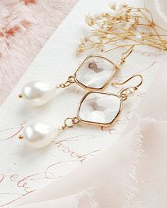 Pearl and Crystal Wedding Earrings for Brides Gold Crystal - Etsy Poland Gold And Pearl Earrings, Crystal Wedding Earrings, Boho Wedding Earrings, Chandelier Gold, Long Bridal Earrings, Teardrop Bridal Earrings, Blush Earrings, Pearls Wedding, Crystal Earrings Wedding