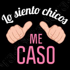 two thumbs up with the words me caso in pink and white on a black background