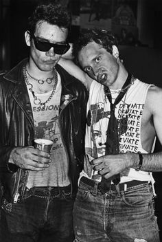 Punk music fans pose during a 1979 Sex Pistols concert at the Winterland San Francisco, California. Punks 70s, Paul Simonon, Mick Jones, 70s Punk, British Punk, 80s Punk, Joe Strummer, Punk Culture, Punk Aesthetic