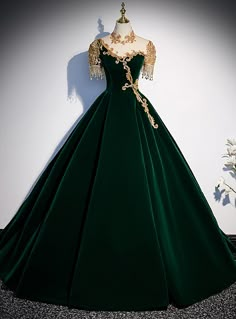 The fit as well as flare silhouette is made in a rich jersey product this dress makes sure to provide you that hourglass figure. Green Ball Gown, Gaun Abad Pertengahan, डिजाइनर कपड़े, High Neck Prom Dress, Long Formal Gowns, Long Formal Dress, Prom Dress Stores, Fantasy Dresses, Beaded Prom Dress