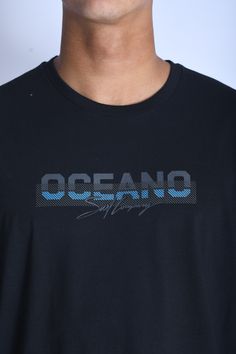 Camiseta Oceano em malha, foi desenvolvida para oferecer conforto, durabilidade e estilo. Feita com materiais de alta qualidade, esta peça é ideal para quem busca uma camiseta versátil e de uso diário.   Conforto: Confeccionada em tecido de alta qualidade, a camiseta proporciona um toque suave e confortável na pele, ideal para uso prolongado.   Durabilidade: A composição resistente garante que a camiseta mantenha sua forma e aparência, mesmo após várias lavagens.   Estilo Versátil: O design clás Typography Shirt Design, Boys Prints, Tshirt Design Inspiration, Sport Wear, New Print, Graphic Design Logo, Hoodie Print, Printed Shirts