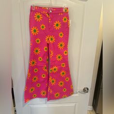 We The Free Free People Hot Pink Daisy Flared Jeans Sz 26 New W Tag Questions? Leave A Comment Below! Hippie Jeans, Slouchy Jeans, Flare Denim Jeans, Free Jeans, Flare Leg Jeans, Pink Daisy, Orange Fashion, Denim Flares, Boho Casual