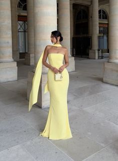 Prom Dress With Scarf, Wedding Guest Dress With Scarf, Emerald Wedding Guest Dress, Yellow Formal Dress Long, Dress With Scarf Formal, Wedding Guest Dress 2024, Long Dress Poses, Robes Glamour, Prom Dress Inspiration