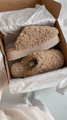 Cute Uggs, Sneaker Shop, Pretty Shoes Sneakers, Ugg Slippers, Girly Shoes, Swag Shoes, Platform Slippers, Comfy Shoes