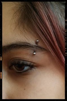 eyebrow piercing idea Eye Brown Piercing, Eyebrow Percinings, Types Of Eyebrow Piercings, Cute Eyebrow Piercing, Piercings Eyebrow Girl, Eyebrow Piercing Aesthetic, Double Eyebrow Piercing, Eyebrows Piercing, Brow Piercing