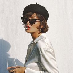 Obtener el pelo corto sin un corte de pelo: boina francesa #frenchberet #fashion #fashionou ... - #boina #corte #corto #de #el #fashion #fashionou #francesa #frenchberet #obtener #pelo #sin Beret Outfit, Sunglasses For Your Face Shape, Look 80s, Cat Eye Colors, Haircut Types, French Beret, Trendy Swimwear