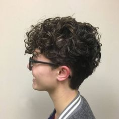 Curly Hair Trends, Short Curls, Girl Haircuts, Penteado Cabelo Curto, Trending Hairstyles, Curly Hair Cuts