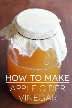 how to make apple cider vinegar in a mason jar with text overlay that reads, how to make apple cider vinegar