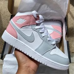 These Gray Pink Custom Air Jordan 1 shoes offer an original and stylish look. Crafted with a gray and pink exterior, they feature a custom midsole and iconic design. They are sure to make a statement wherever you go. The perfect gift for friends, family, that special someone, or yourself ✨ - Exactly as shown in the pictures. - Brand New & Authentic. 💯 - Hand Painted with attention to detail. 👨‍🎨 - Waterproof and Flexible. ❤️ - Unisex model. Please refer to the Size Chart. - Free Worldwide Shi Air Jordan 1 Custom, Jordan 1 Custom, Jordan 1 Pink, Custom Air Jordan 1, Grey Jordans, Dr Shoes, Jordan Shoes Girls, Preppy Shoes, All Nike Shoes