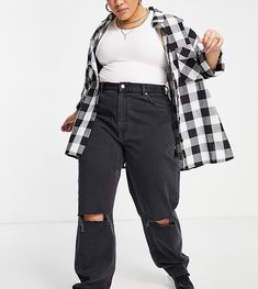 Jeans fra ASOS Curve Gør altid comeback Afslappet, tapered pasform​ Højtaljet Lynlåsgylp Fem lommer Hullede knæ Baggy Outfit Woman, Tomboy Stil, Genderqueer Fashion, Mama Jeans, Lesbian Fashion, Black Jeans Outfit, Trendy Swimsuits, Perfect Summer Outfit