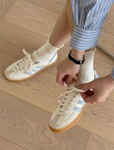 Tennis Shoes Aesthetic, Pretty Sneakers, Shoes For School, Shoes Aesthetic, Colorful Sneakers, Shoe Wishlist, High Heel Sneakers, Shoe Inspo, Dream Style