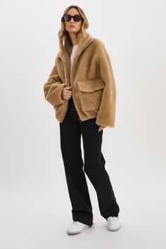 Wrap yourself in cozy style with the Kim Sherpa Jacket. Designed for those casual cold-weather days, this jacket features a relaxed drop shoulder fit and functional flap pockets. Snuggle into its delicious warmth and stay effortlessly stylish all season long. Sherpa Jacket Aesthetic, Jean Sherpa Jacket Outfit, Winter Minimalist Outfit, Sherpa Outfit, Sherpa Jacket Outfit, Oversized Sherpa Jacket, Winter Nyc, Minimalist Outfits, Cold Weather Outfit