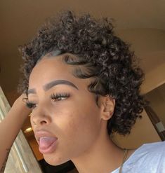 Hairstyles With Edges, Curly Edges, Cabello Afro Natural, Makeup Tip, Edges Hair, Pelo Afro, Natural Hair Styles Easy, Hair Laid