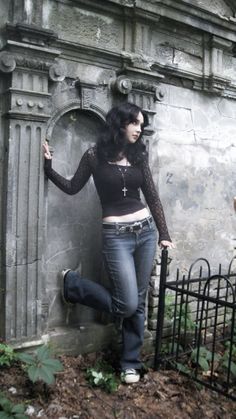 goth, grunge, grunge aesthetic, photo idea, photo ideas, beauty, cat beauty Goth And Grunge Outfits, Vamp Clothes Aesthetic, Goth Witch Aesthetic Outfit, Goth Fall Outfits Grunge Style, 60s Goth Aesthetic, Emo Jeans Outfit, Cybergrunge Aesthetic Outfit, Goth Pose Ideas, Subtle Goth Aesthetic