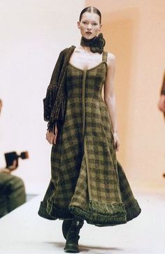 90s Fall Runway, Kate Moss Runway 90s, 90s Autumn Fashion, Moss Outfit, 70s High Fashion, Kate Moss Runway, Gaetano Navarra, Moss Fashion, 90s Runway Fashion