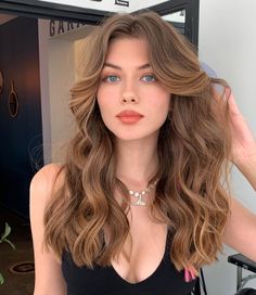 Hair Color For Brown Skin, Cool Blonde Hair Colour, Warm Brown Hair, Cool Blonde Hair, Curly Hair Women, Haircuts Straight Hair, Brown Blonde Hair, Hairdo For Long Hair, Hair Stylist Life