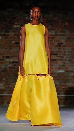 Jonathan Cohen Fall 2019 | Ready-to-Wear Best Of Fashion Week, Fashion Show Images, Live Fashion, Fashion Weeks, Magazine Photography, Large Fashion, African Dress, Yellow Dress, African Print