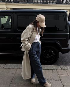 Outfits With Caps For Women, Beige Cap Outfit, Polo Hat Outfit, Cap Women Outfit, Cap Outfits For Women, Trench Outfit, Baseball Cap Outfit, Raincoat Outfit, Polo Outfit