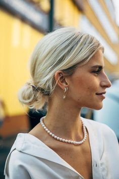 Pearl Style Fashion, Pearls Street Style, Pearl Necklace Styling, Pearl Jewelry Outfit, Outfit Pearl Necklace, Pearl Styling, Jewelry Street Style, How To Style Pearls