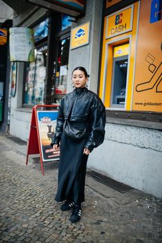 Street Style 2024 Women, Berliner Outfit, Tokyo Fashion Winter, Tokyo Fashion Aesthetic, European Street Style Winter, Tokyo Winter Street Style, Drumsheds Outfit, Street Fashion 2023 Winter, Berlin Outfits Summer